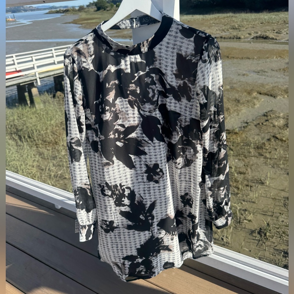 ASTR Monochrome Floral Blouse
